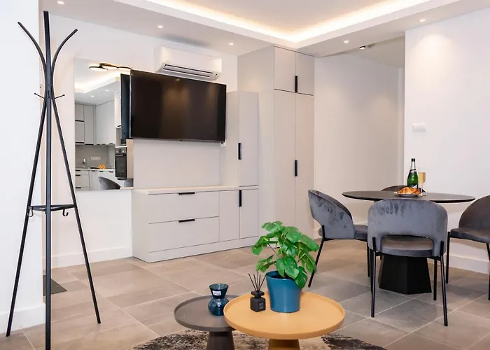 Luxury Cozy 2 Bdr Downtown Apt.3